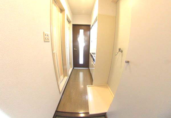 和泉市箕形町１丁目の賃貸マンションの玄関|収納もある玄関です