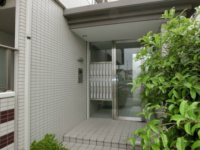 エミネンスコートのエントランス|毎日通るエントランスはこのようになっています