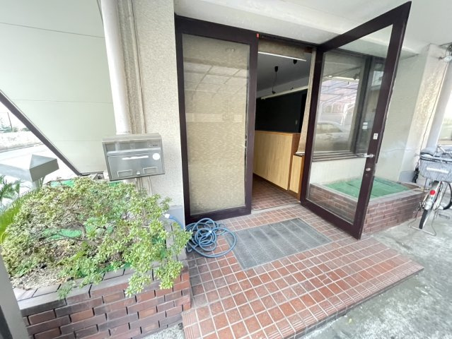 進栄ビルの玄関