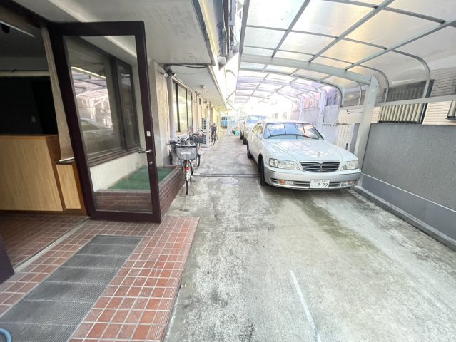 進栄ビルの駐車場