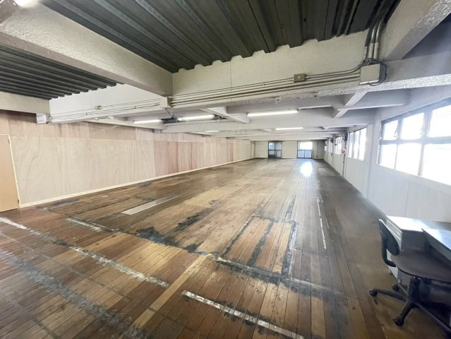 進栄ビルの洋室