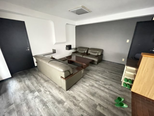 進栄ビルのエントランス