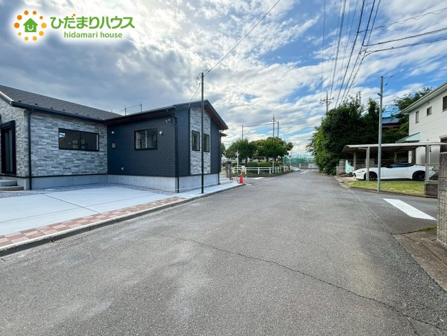 熊谷市広瀬　新築一戸建て　ブルーミングガーデン　01の前面道路含む現地写真|前面道路幅6ｍ！
車の出入りも道路幅が広いので安心ですね！