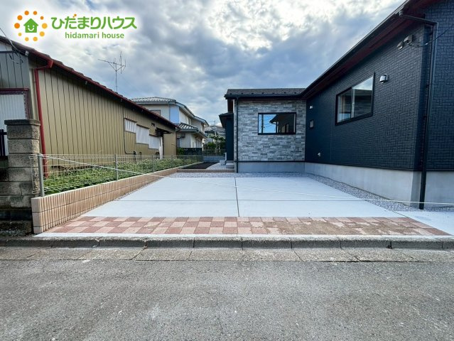 熊谷市広瀬　新築一戸建て　ブルーミングガーデン　01の駐車場|並列駐車2台可能♪