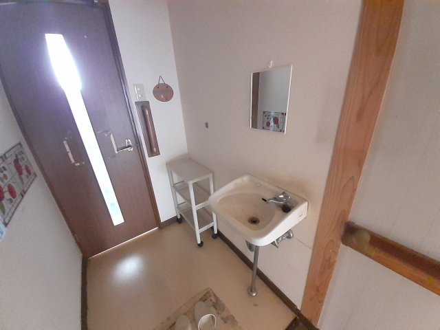 宇土市網津町の中古一戸建のその他|トイレ前手洗い
