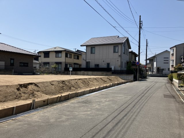 松阪市小黒田町 売土地 【全２区画】の前面道路含む現地写真