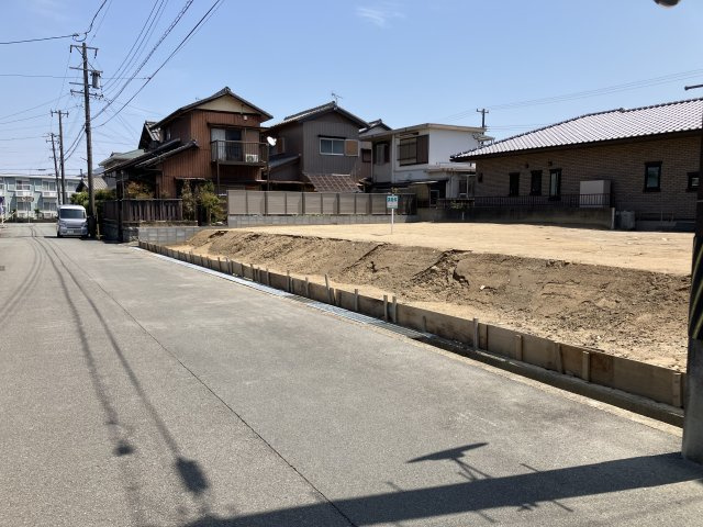 松阪市小黒田町 売土地 【全２区画】の前面道路含む現地写真
