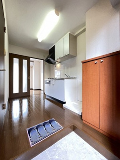 【展望】 | ※参考写真※玄関から室内への景観です！キッチンの奥に洋室6.6帖のお部屋があります♪
