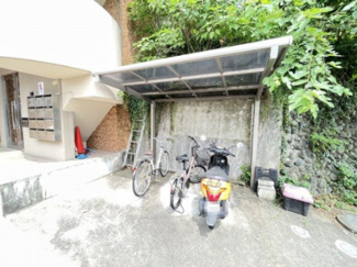 【その他共用部分】 | 屋根付きの駐輪場があるので雨が降っても安心です☆荷物が重いときに自転車があれば助かりますね！