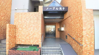 【外観】 | ◆茶色いレンガ調のタイルの外観が暖かい印象を与えてくれます。また、アプローチ部分には足が悪い方のためにスロープも設計され、ユニバーサルデザインのマンションとなっております。