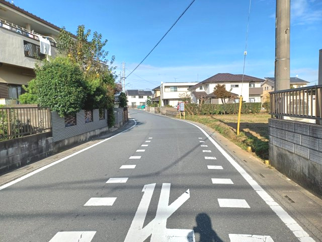 東松山市若松町　土地の前面道路含む現地写真