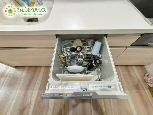 熊谷市船木台1丁目　中古一戸建ての設備|食洗器付きで後片付けがとてもスムーズ◎忙しい日でも家事の負担を軽減できます。手洗いでは難しい高温洗浄で衛生面も安心。共働き家庭にも嬉しい、毎日の家事効率を高めてくれる設備です！