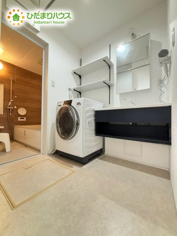 熊谷市船木台1丁目　中古一戸建ての脱衣所|ゆとりある広さが魅力の脱衣場。洗濯動線がスムーズで、家事が快適に進む設計です。入浴前後の支度もゆったり行えるため、家族みんなが使いやすい空間になっています。
