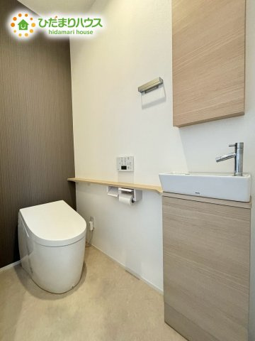 熊谷市船木台1丁目　中古一戸建てのトイレ|手洗い器付きで使い勝手の良いトイレです。来客時にも便利で、衛生的に使える設備です。落ち着いた内装で清潔感があり、毎日快適に過ごせる空間です。