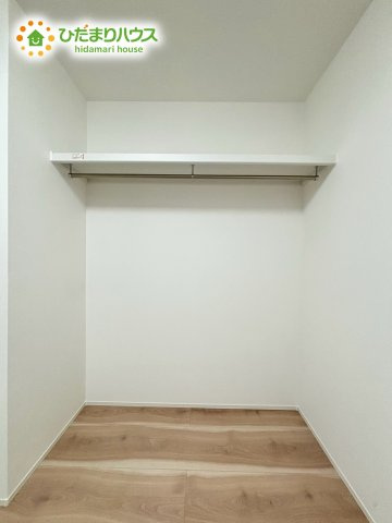 熊谷市船木台1丁目　中古一戸建ての収納|ハンガーパイプと棚が備わったクローゼットは、衣類から小物まで整理しやすい設計です。居室を広く使える収納力が魅力で、毎日の片付けが快適に進みます◎