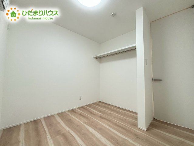 熊谷市船木台1丁目　中古一戸建ての内装|明るいお部屋でお勉強も捗りますね♪机や本棚の配置がしやすく、集中しやすい環境が整います。