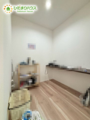 熊谷市船木台1丁目　中古一戸建ての内装|作業しやすいカウンター付きワークスペース完備！在宅ワークやお子様の学習スペースとして使える便利な空間です。リビング近くにあることで家族の様子を見守りながら作業でき、毎日の暮らしがより快適になります。
