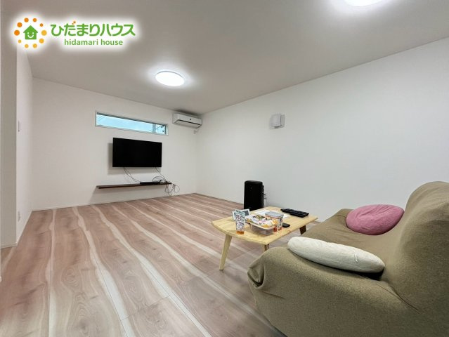 熊谷市船木台1丁目　中古一戸建ての居間・リビング|18帖の広々LDKは、家族が自然と集まる快適な住空間♪開放感たっぷりで、大きなソファやダイニングもゆったり配置できます。毎日の団らんがもっと楽しくなる、人気のゆとりリビングです！