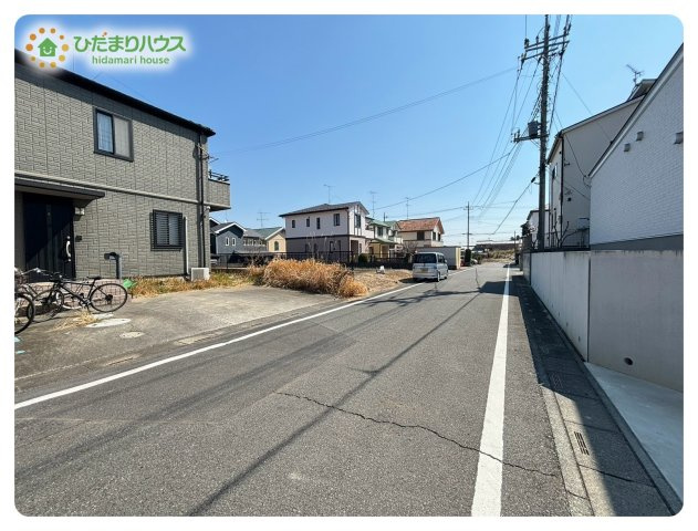 熊谷市船木台1丁目　中古一戸建ての前面道路含む現地写真|前面道路幅6ｍのゆとりある道路で、車の出入りやすれ違いがとてもスムーズ◎駐車が苦手な方でも安心できる広さで、毎日の送迎や荷物の積み下ろしも快適です!