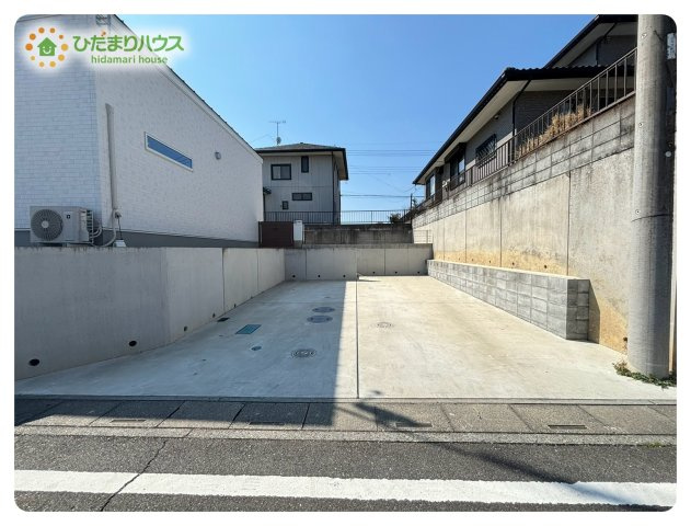 熊谷市船木台1丁目　中古一戸建ての駐車場|2台駐車が可能なゆとりの敷地☆来客時にも安心できる広さがあり、共働き家庭や車を2台所有するご家族にぴったり。駐車のストレスを減らし、快適な暮らしを支える魅力的なポイントです!
