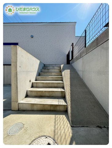 熊谷市船木台1丁目　中古一戸建てのその他|駐車場から玄関までの動線が整ったスロープ付き階段です。段差が少なく、荷物運びやベビーカーの移動もスムーズ。毎日の出入りが快適になる嬉しい設備です!