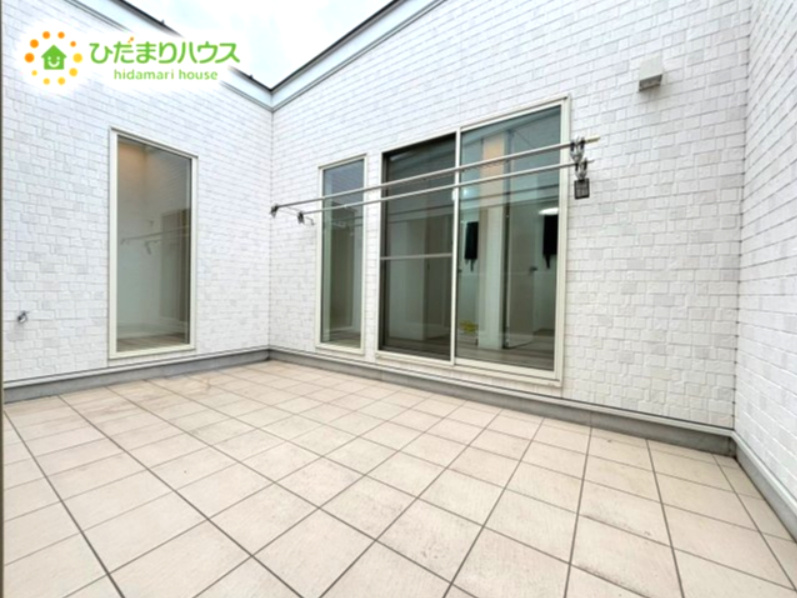 熊谷市船木台1丁目　中古一戸建ての庭|住まいの中心に位置する中庭は、やわらかな光と風を感じられる心地よいスペースになっております！家族の気配を感じながら過ごせる開放的な造りで、日々の暮らしにゆったりとした癒しを添えてくれます!