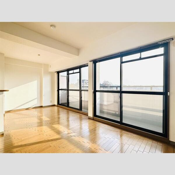 サクラメント今宿の居間・リビング