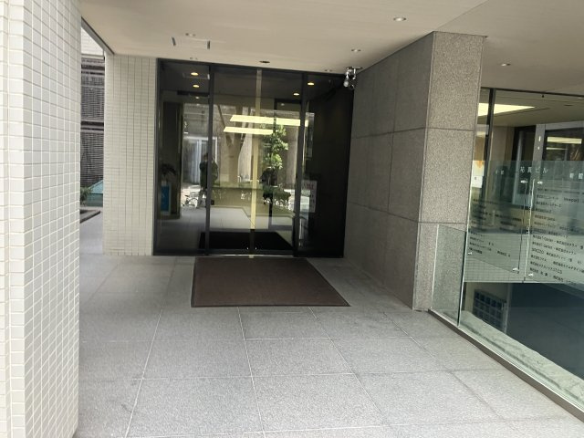 祐真ビル本館のエントランス|ゆとりのあるエントランスです