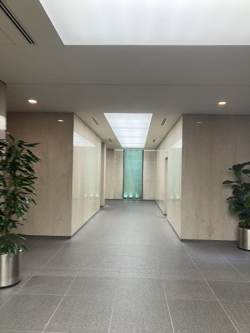 祐真ビル本館のロビー|ゆとりのあるロビーです