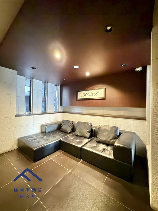 エステムプラザ博多駅南のエントランス|エントランスにはソファがあり来客の方にもお使いいただけます