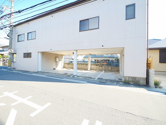 奈良市四条大路一戸建の駐車場