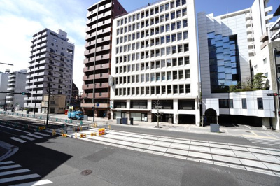 【展望】 | 【上質リノベ】アーバンスクエア比治山 | 【シティービュー】
都会の物件からの眺望を想像すると、
周りの建物に押しつぶされそうになりますが、
本物件目の前の建物との距離もあり、
視界が開けて青空を楽しむことができます。