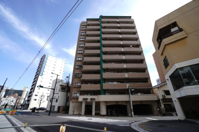 【外観】 | 【上質リノベ】アーバンスクエア比治山 | 【耐震性】
耐震性の高さを判断するポイントは、
建築確認申請日が1981年6月1日以降の
新耐震基準に適合しているかどうか。
震度６程度の大地震でも
建物が崩壊しないレベルが基準になりました。