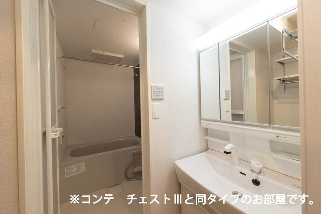 西原８丁目アパートの洗面所|忙しい朝には欠かせない洗面所です