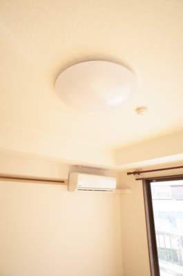【設備】 | ヒルズ・オキマンション | シーリングライト＆エアコン完備♪※イメージ画像