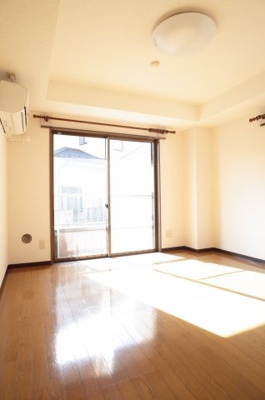 【居間・リビング】 | ヒルズ・オキマンション | 窓も大きく明るいお部屋です！※イメージ画像