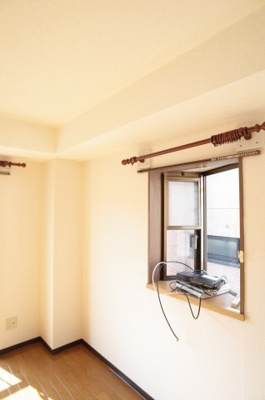 【内装】 | ヒルズ・オキマンション | 出窓付きで風通しもばっちりです！※イメージ画像