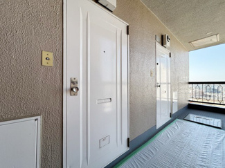 【その他共用部分】 | 皆様をお迎えする、お部屋の玄関ドア。開けやすさや開放角度、ドアノブの操作しやすさや鍵の形状などを、現地で一度ご確認ください。～即日のご見学可能～　お問合せはお気軽にどうぞ。