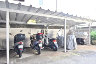 【駐車場】 | バイク置き場。空き区画の有無や駐輪料金、サイズおよび排気量規定などについては、改めてお問い合わせください。～即日のご見学可能～　お問合せはお気軽にどうぞ。