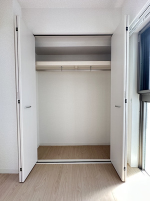 【収納】 | レスペランス | 洋室9.5帖のお部屋にあるクローゼットです♪大切なお洋服もしわにならないようにハンガーがけができます☆