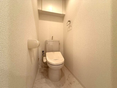 【トイレ】 | レスペランス | トイレは温水洗浄便座付き♪人気のバストイレ別です♪小物を置ける便利な棚やタオルハンガーも付いています♪