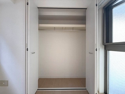 【収納】 | レスペランス | 洋室9.5帖のお部屋にあるクローゼットです♪大切なお洋服もしわにならないようにハンガーがけができます☆