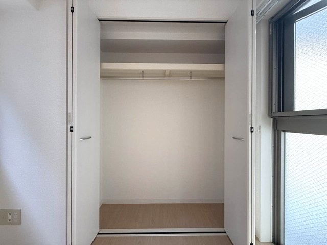 【収納】 | レスペランス | 洋室9.5帖のお部屋にあるクローゼットです♪大切なお洋服もしわにならないようにハンガーがけができます☆