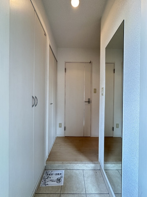 【玄関】 | レスペランス | 玄関から室内への景観です！正面に洗面室があります♪玄関には全身ミラー付きでお出かけの時の身だしなみ確認もばっちり！