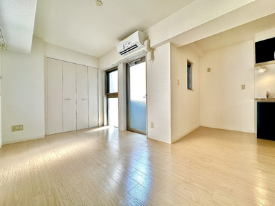 【洋室】 | レスペランス | 洋室9.5帖☆バルコニーに繋がる角部屋三面採光のお部屋です！エアコン付きで1年中快適に過ごせますね☆洋室なのでお手入れもラクラク～♪