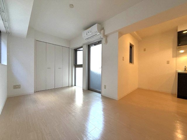 【洋室】 | レスペランス | 洋室9.5帖☆バルコニーに繋がる角部屋三面採光のお部屋です！エアコン付きで1年中快適に過ごせますね☆洋室なのでお手入れもラクラク～♪