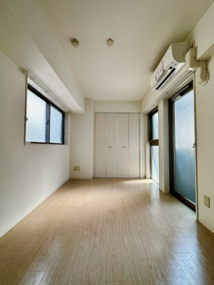 【寝室】 | レスペランス | 洋室9.5帖☆クローゼットがあります♪お洋服の多い方もお部屋が片付いて快適に過ごせますね♪