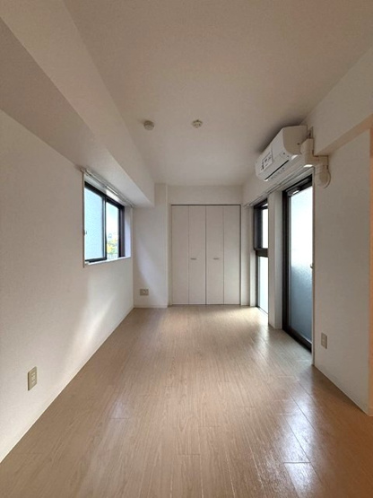 【寝室】 | レスペランス | 洋室9.5帖☆クローゼットがあります♪お洋服の多い方もお部屋が片付いて快適に過ごせますね♪