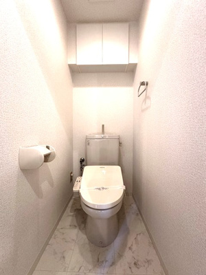 【トイレ】 | レスペランス | トイレは温水洗浄便座付き♪人気のバストイレ別です♪小物を置ける便利な棚やタオルハンガーも付いています♪