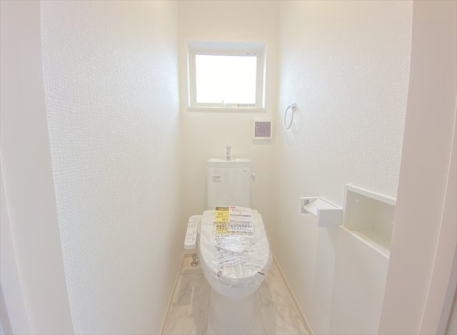 【トイレ】 | 志木市柏町6丁目　新築一戸建住宅　全1棟　(志木本店) | 3階トイレ／ニッチは衛生用品やトイレットペーパーの保管に便利です。